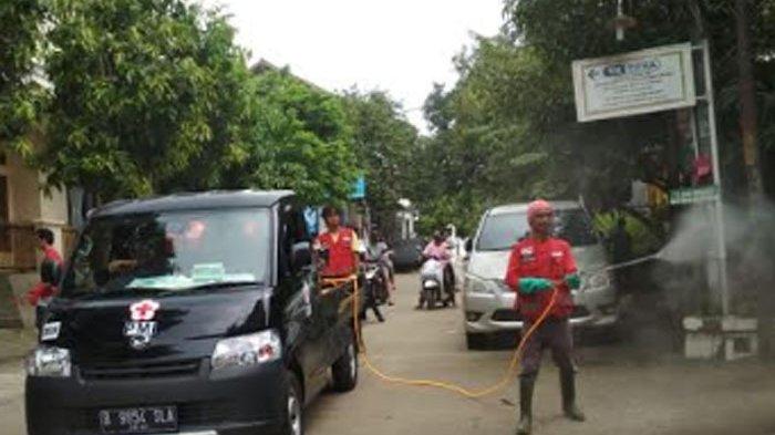 Gandeng PMI, Rumah Warga di Kelurahan Pabuaran Bojonggede Disemprot Disinfektan