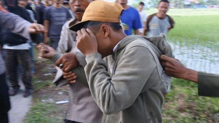Sempat Berlagak Sok Jagoan Seret Pedang di Jalan Raya, 2 Remaja Kalang Kabut Dikejar Sampai Sawah