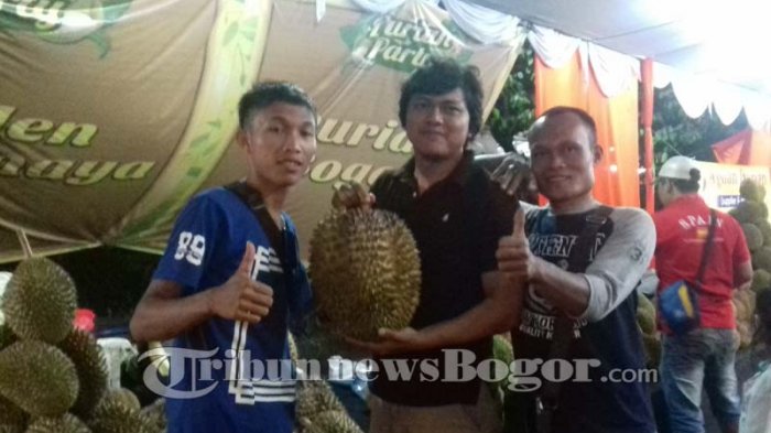 Pesta Durian Jumbo Di Sini Tempatnya, Satu Biji Cukup Buat Sekeluarga