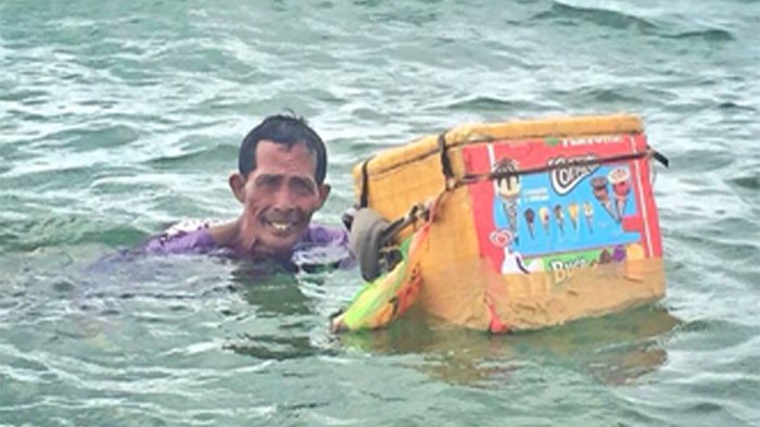 Bikin Haru ! Pria Tua Ini Bertaruh Nyawa dengan Berjualan Eskrim di Tengah Lautan