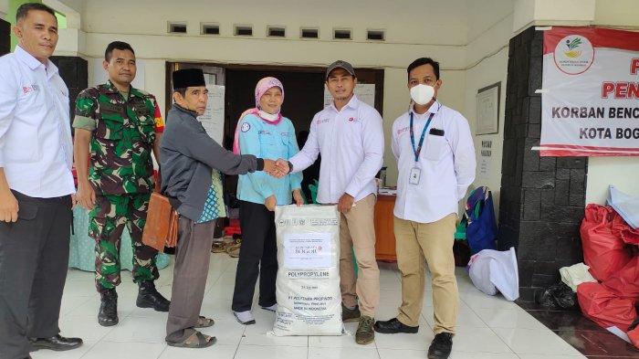 Peduli Korban Longsor Gang Barjo Kota Bogor, PT MNR Salurkan Bantuan Sembako