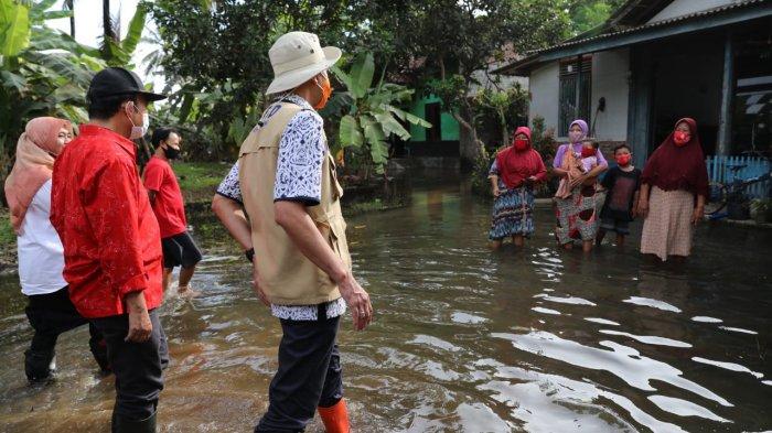 Naik Perahu Karet, Ganjar Pranowo Temui Warga Terisolir Akibat Banjir di Banyumas, Begini Kondisinya