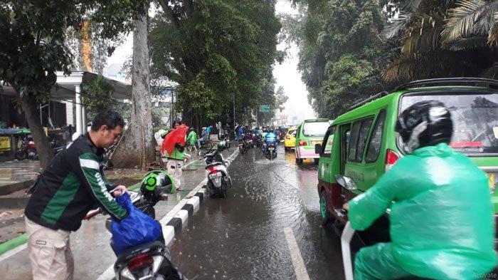 Diguyur Hujan Deras, Sisi Jalur Sepeda yang Baru Dibangun Tergenang Air