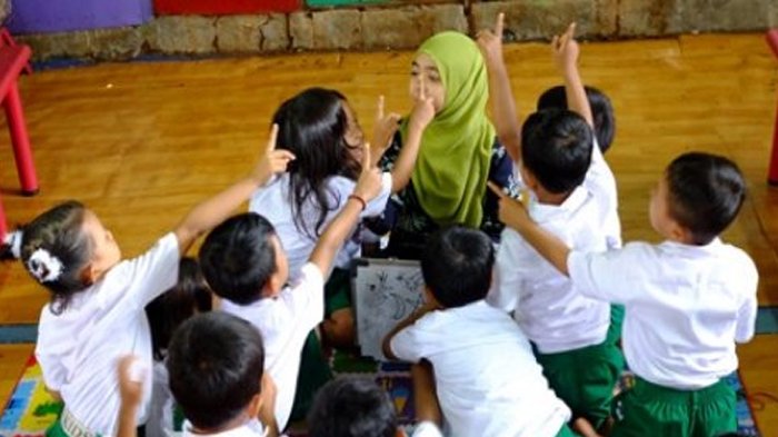 Datang Melayat Gurunya Yang Meninggal, Alasan Empat Siswa SD Ini Bikin Terenyuh Sampai Nangis