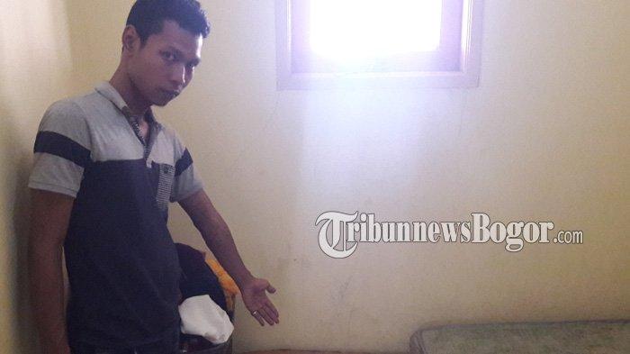 Herman memberi tahu bercak darah dan tempat di mana ibunya mengalami KDRT, Selasa (10/9/2019). 