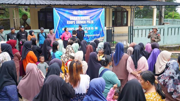 Rayakan HUT ke-80, Brimob Turun ke Desa Malasari Bogor Bawa Ratusan Paket Sembako