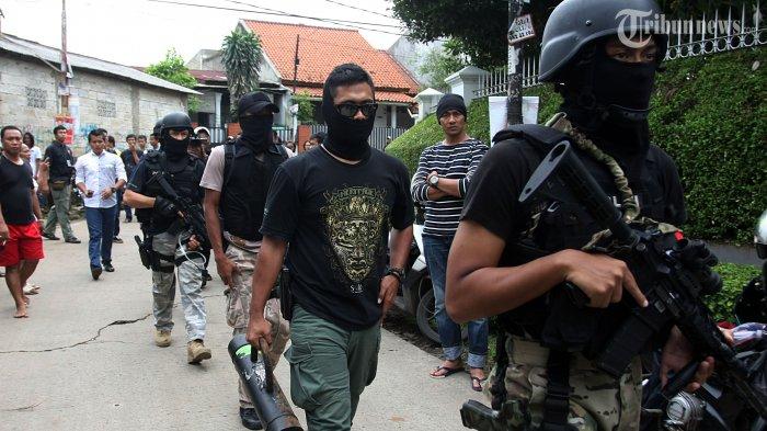 Tukang Cilok Itu Bawa Pistol, Cara Berjualannya Janggal