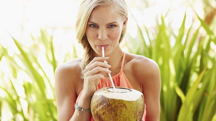 Rajin Minum Air Kelapa, Wajahmu Bisa Awet Muda dan Rasakan 7 Manfaat Lainnya