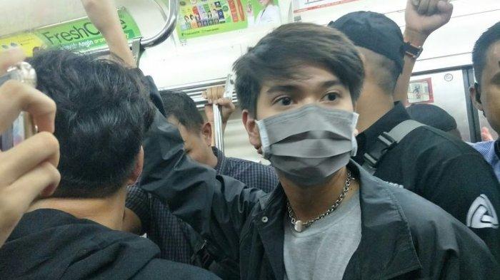 Naik KRL, Ternyata Ini Alasan Iqbaal Ramadhan Kenakan Masker