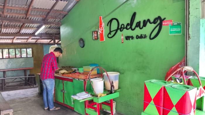 KULINER BOGOR – Ismail, penerus generasi kedua Doclang Pak Odik, tengah menyiapkan pesanan di warung Doclang Pak Odik.