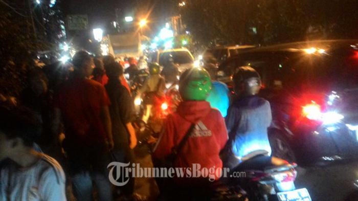 Ada Wanita Terjun dari Jembatan, Arus Lalu Lintas di Jalan Ahmad Yani Padat