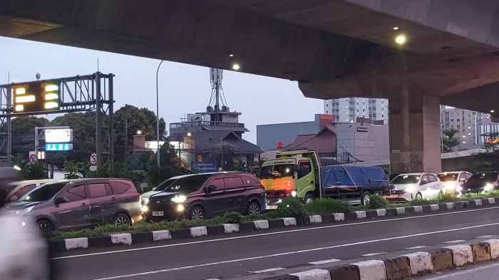 LALU LINTAS BOGOR - Penampakan kepadatan arus lalu lintas di Jalan Sholeh Iskandar, Kota Bogor, Jumat (24/4/2026) malam.