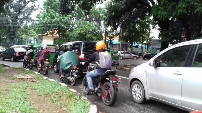 Jalan Dadali Menuju Simpang Jambu Dua Padat Sore Ini