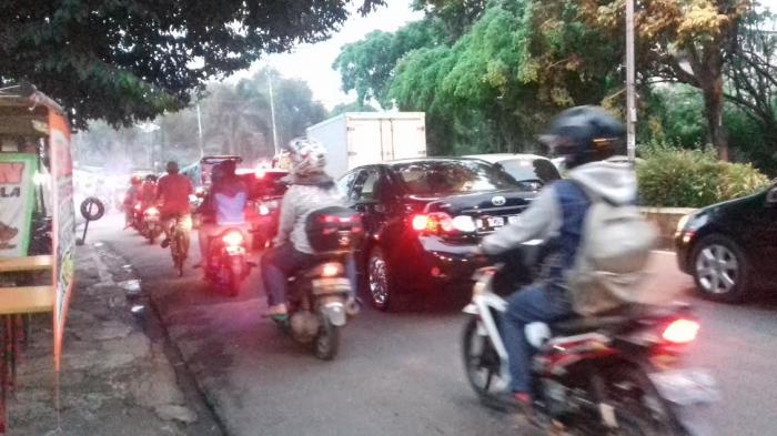 Kepadatan Kendaraan Menuju Simpang Warung Jambu Mengular Hingga Jalan Dadali