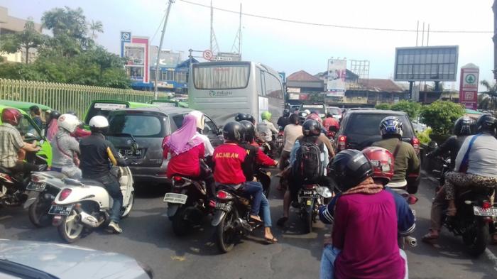 Arus Lalu Lintas di Bundaran Mal BTM Bogor Padat Sore Ini