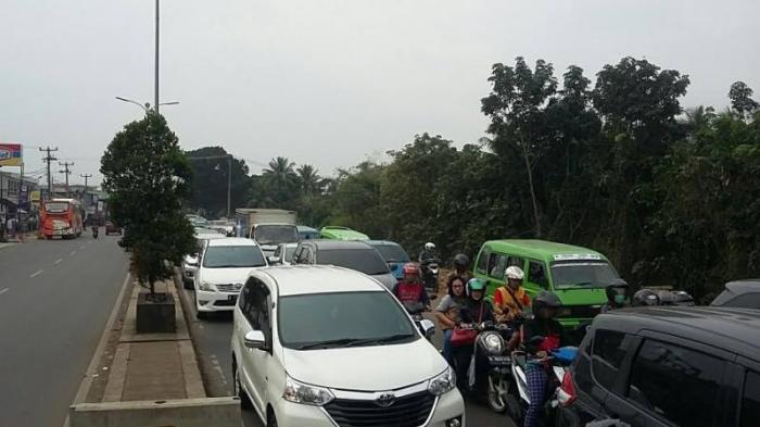 Pemasangan Tiang Pancang Bikin Jalan Jakarta-Bogor Macet Sore Ini