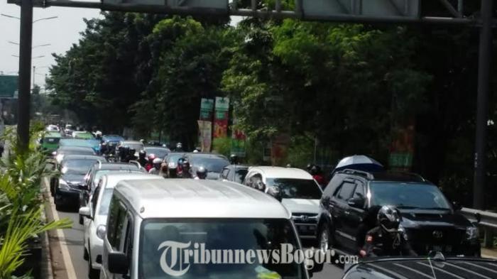Jalan Jakarta-Bogor Tersendat di Simpang Sentul