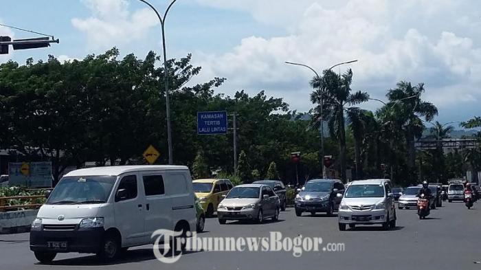 Arus Lalu Lintas Tersendat Jelang Simpang Sentul