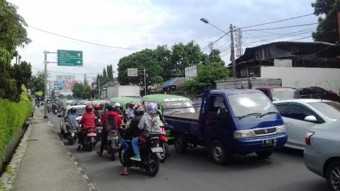 Hindari Jalan Pahlawan Arah Empang, Macet Parah di Simpang BNR