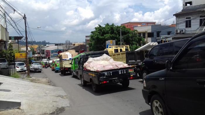 Lalulintas Padat di Jalan Pahlawan Menuju Empang, Pengendara Berebut Jalan