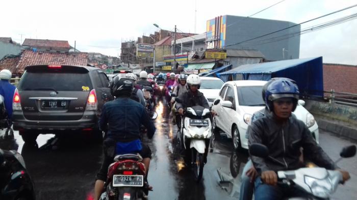 Lalu Lintas Jalan Pancasan Arah Ciapus Padat Merayap di Kedua Arahnya