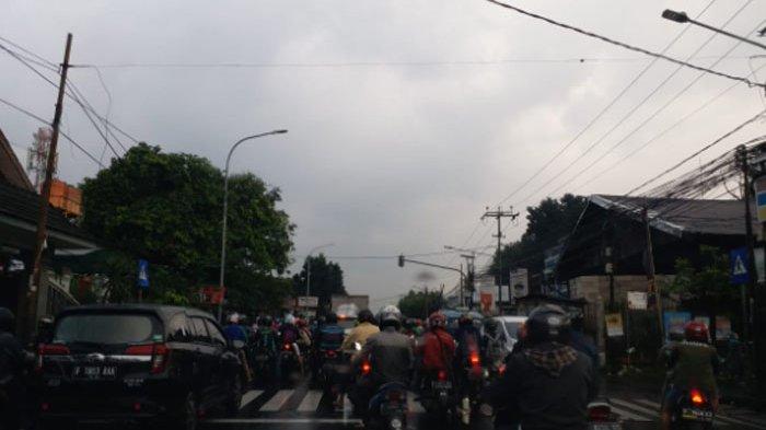Jelang Pemberlakuan PSBB Besok, Jalan Raya Bogor Macet