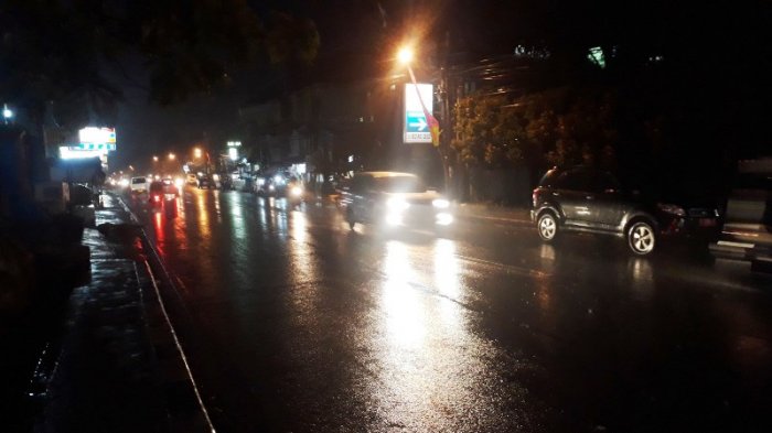 Diguyur Hujan Gerimis, Lalu Lintas di Depan RSUD Ciawi Bogor Malam Ini Ramai Lancar
