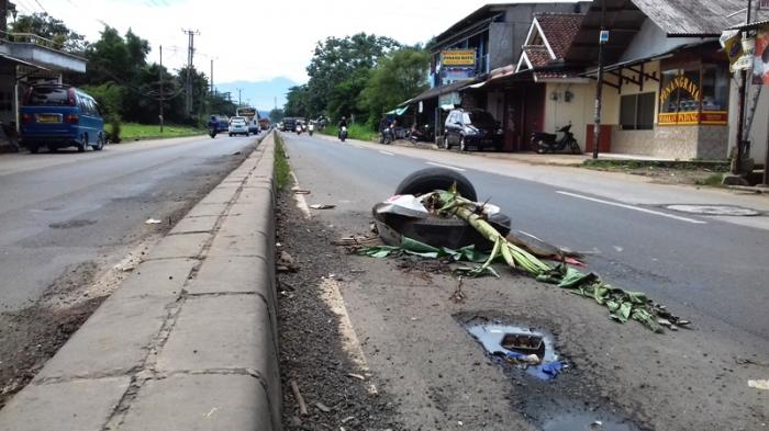 Jalan Berlubang Tak Kunjung Diperbaiki, Warga Tanam Dengan Pohon Pisang