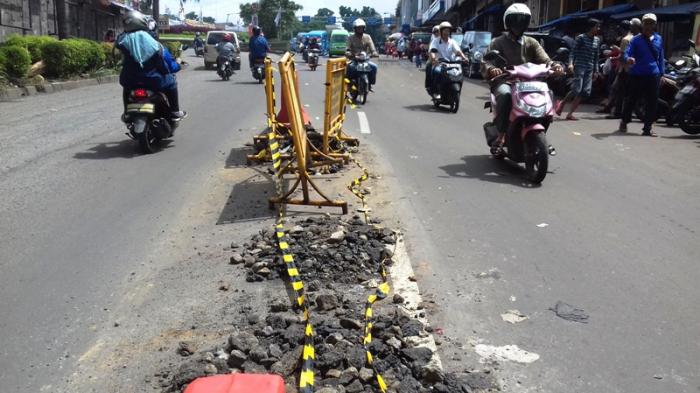 Hati-hati Melintasi Jalan Raden Saleh, Jalannya Banyak Lubang dan Kerikil