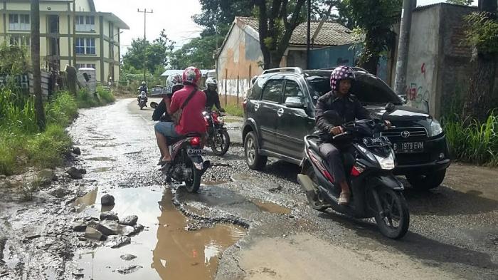 Waduh ! 35 Km Jalan di Cibinong Bogor Rusak