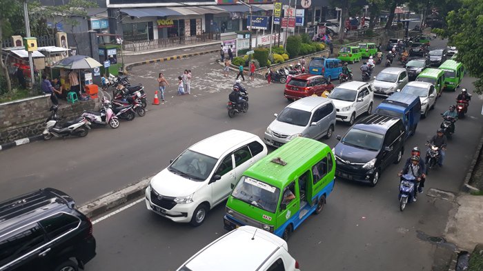 Arus Lalu Lintas Ke Arah Merdeka Mengular di Jalan Veteran Bogor