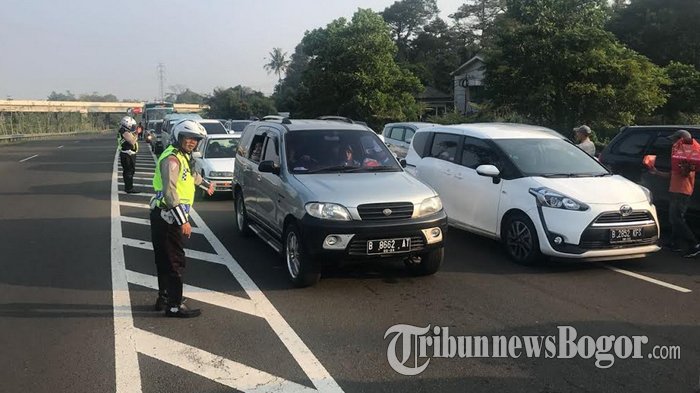 Jalur Puncak Masih Macet, Polisi Tambah Personel Untuk Kurangi Kepadatan