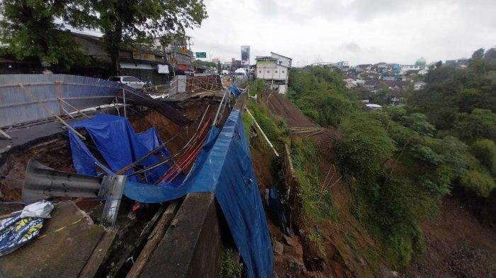 Jembatan Cikereteg Alami Longsor, Jalan Raya Sukabumi Bogor Macet, Kendaraan Mengular Panjang