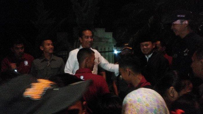 Jokowi Isi Malam Takbiran dengan Bagikan Sembako Untuk Warga di Depan Istana Bogor