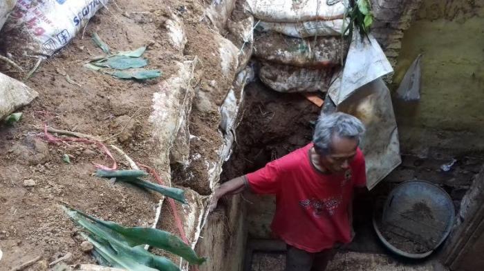 Takut Kembali Longsor, Kakek Rusli dan Keluarganya Mengungsi