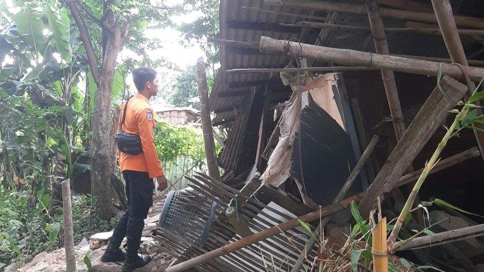 Waduh! Imbas Angin Kencang, Sebuah Bangunan Kontrakan di Sukaraja Bogor Ambruk