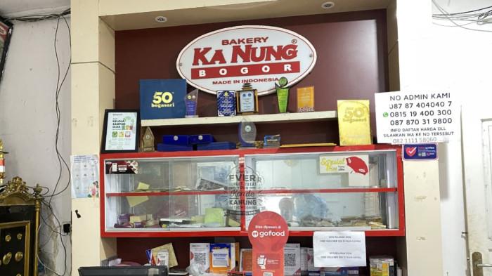 KULINER BOGOR - Kanung Bogor, usaha lokal yang berdiri sejak lama ini berhasil mempertahankan eksistensinya dan meraih berbagai apresiasi, menjadi bukti kualitas produk lokal.