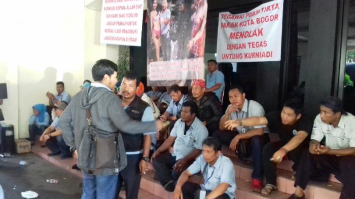 Digoyang Karyawan, Untung Pasang Badan