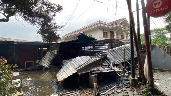 KAFE DI KOTA BOGOR KEBAKARAN - Dapur salah satu Cafe Sateko di Taman Heulang, Kecamatan Tanah Sareal, Kota Bogor, atau tepatnya di depan SMKN 1 hangus terbakar pada Rabu (18/2/2026).
