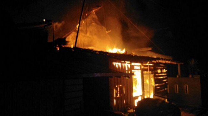 Tabung Gas Meledak, Puluhan Burung Hangus Dilalap Api
