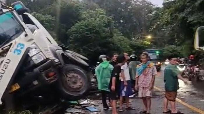 Alami Rem Blong, Truk Seruduk Minibus Hingga Tabrak Pembatas Jalan di Bogor, Pedagang Roti Luka-luka - Tribunnewsbogor.com