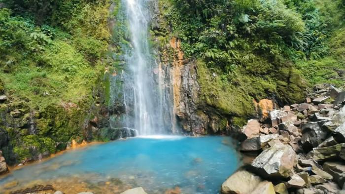 WISATA BOGOR - Keindahan Curug Pasir Reungit di kawasan Pamijahan, Kabupaten Bogor. Airnya yang jernih kebiruan dan suasana alami di sekitarnya menjadi daya tarik bagi para wisatawan.