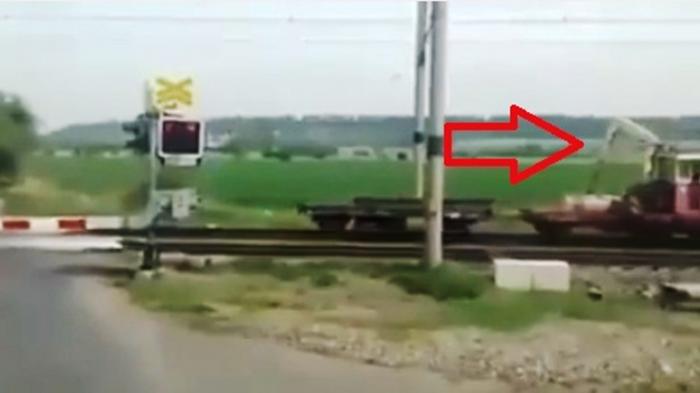 VIDEO ! Perhatikan Tanda Panah di Pintu Perlintasan, Kereta Lewat Lalu Muncul Sosok Ini