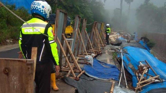 Ada Keretakan Tanah di Riung Gunung, Truk dan Bus Dilarang Melintas Puncak Bogor