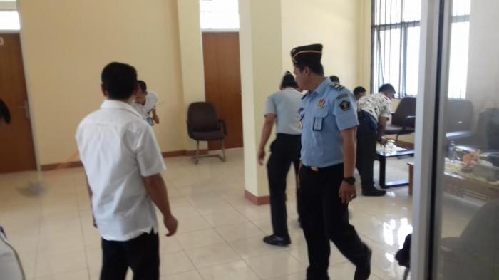 Rombongan Menteri Yasonna Laoly Sudah Dekat, Petugas Ngepel Lantai