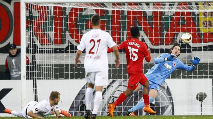 Liverpool Ditahan Augsburg 0-0, Marwin Hitz Gemilang