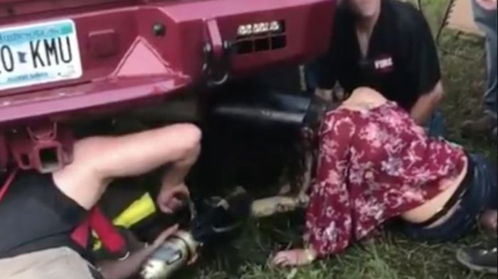 Mabuk, Gadis Ini Masukan Kepala ke Knalpot Mobil, Kejadian Berikutnya Tak Disangka