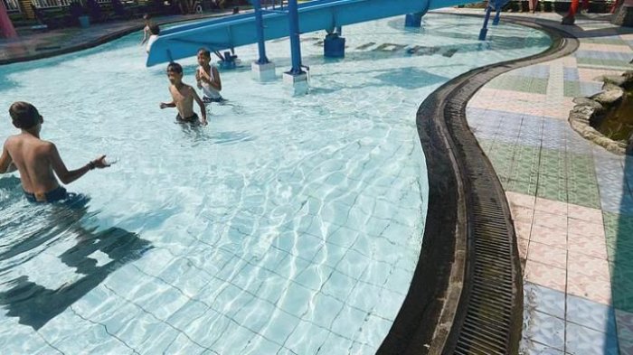 Ini Alasan Mengapa Kamu Harus Bilasan Setelah Berenang di Kolam Renang Umum