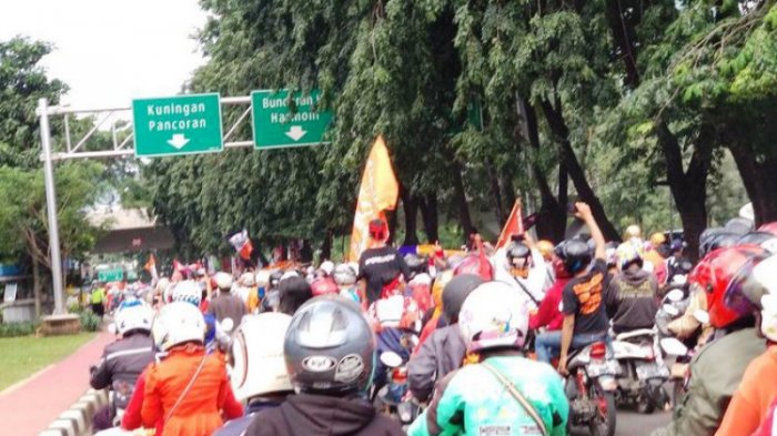 Sambil Berteriak, Jakmania Datangi Kantor Anies Baswedan