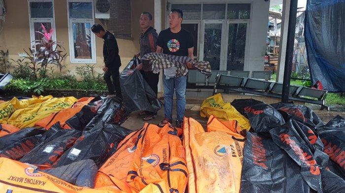 Duka Korban Tsunami di Banten : Ayah Terseret Ombak hingga Suami Histeris Lihat Jenazah Istri